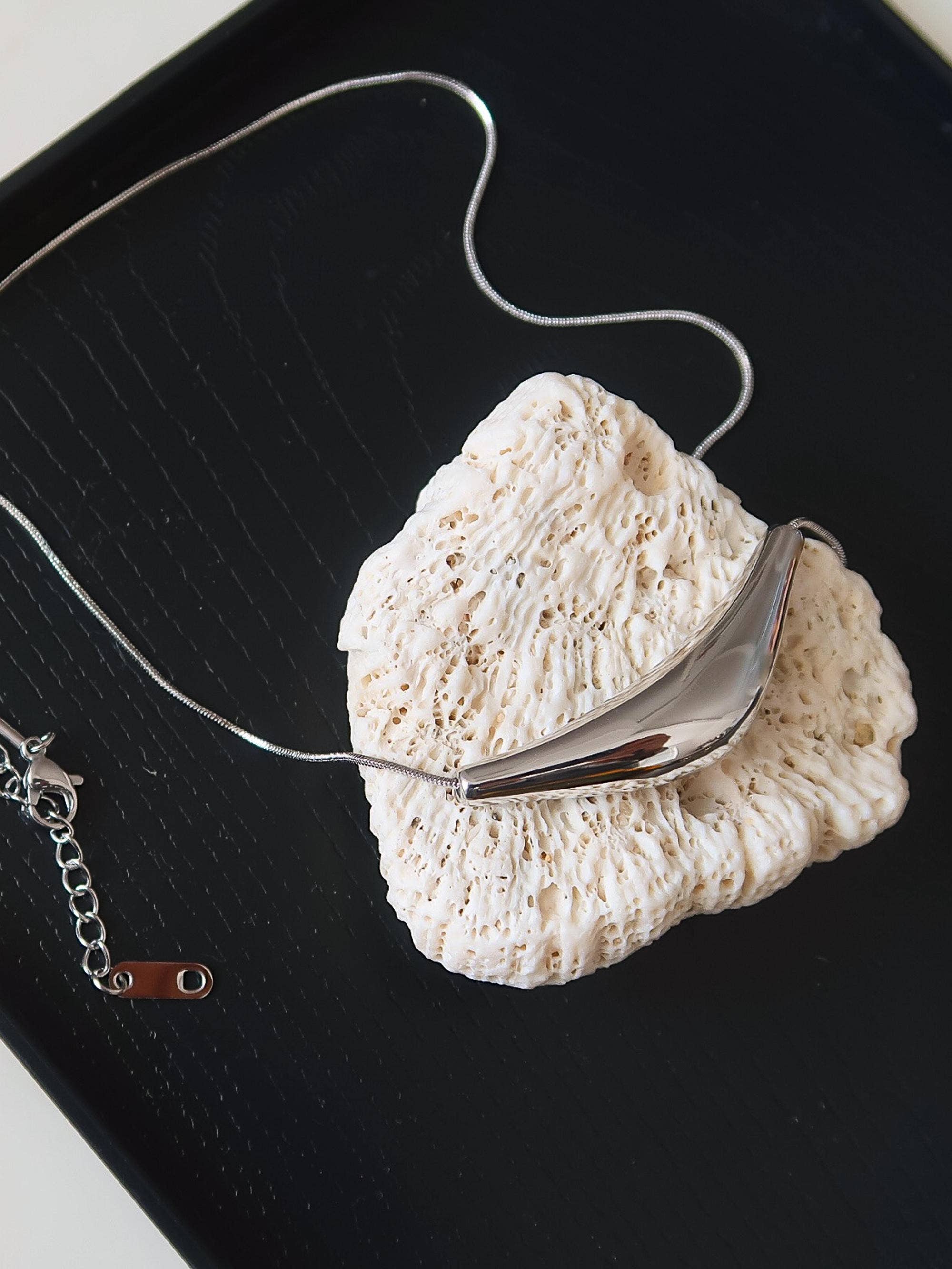 Cendre 18K Gold Non-Tarnish Curve Sweater Necklace