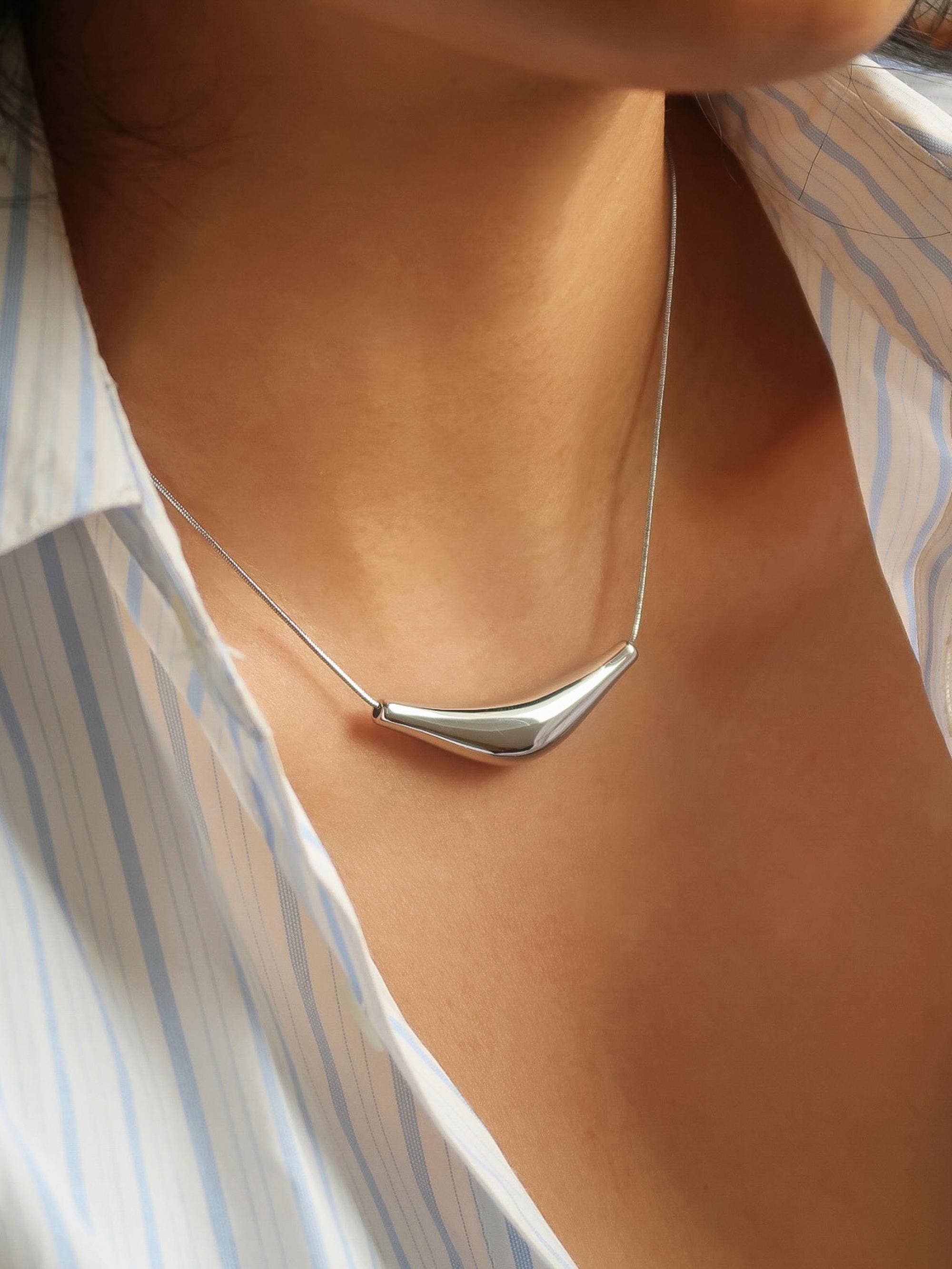 Cendre 18K Gold Non-Tarnish Curve Sweater Necklace